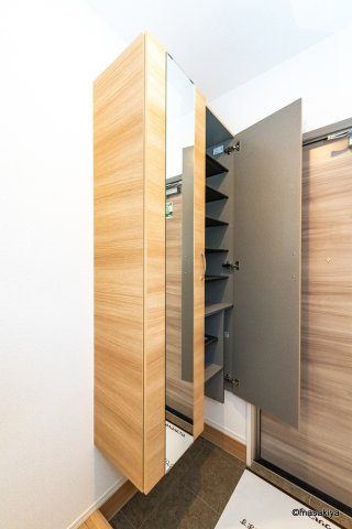 Jeunesse（ジュネス）の玄関