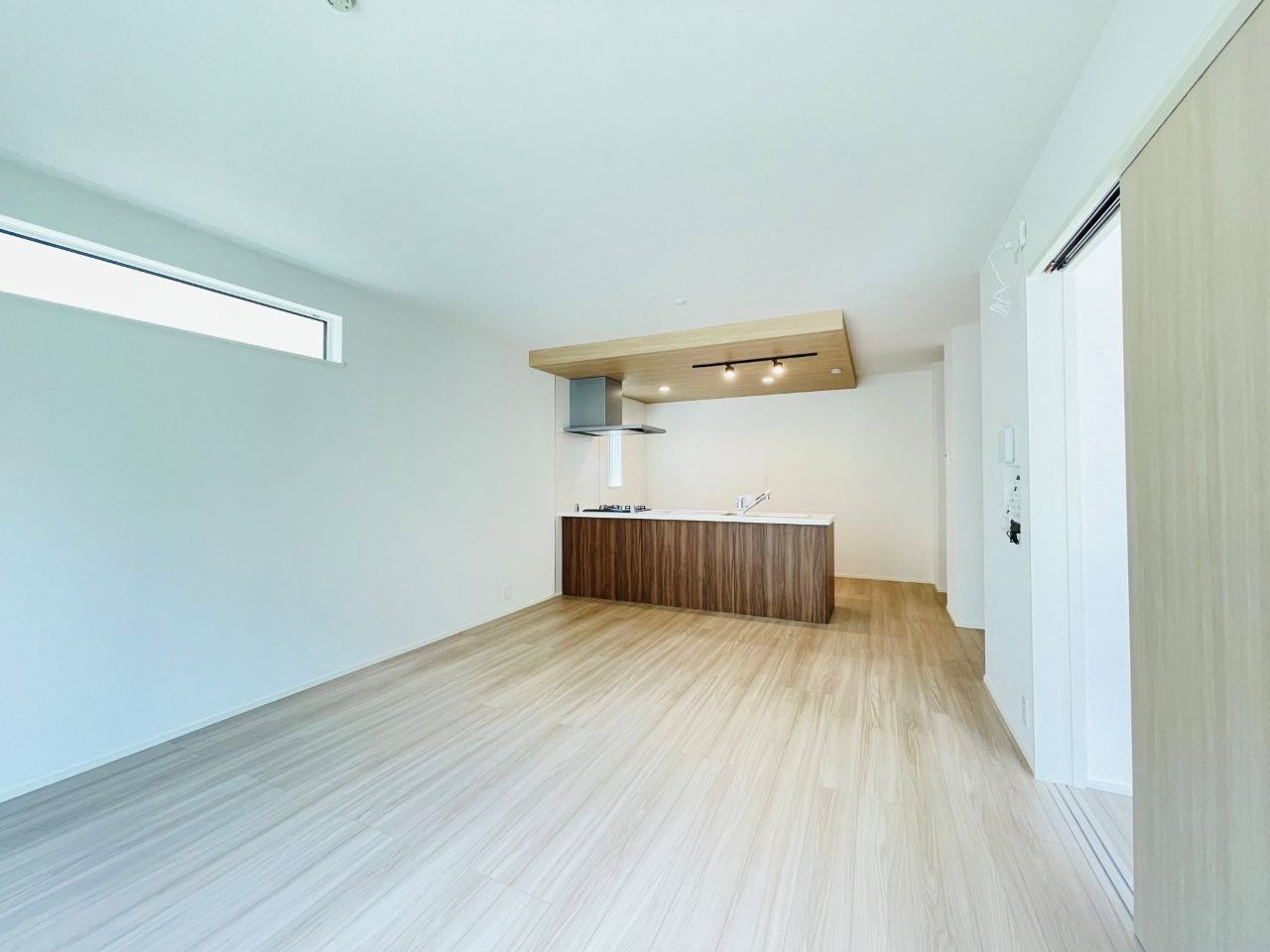 岡崎市中島町01期　新築分譲住宅　全2棟　1号棟の居間・リビング|どこにいても家族の顔が見える、明るく開放的なLDK。