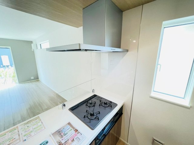 岡崎市中島町01期　新築分譲住宅　全2棟　1号棟のキッチン|便利な3口コンロ。