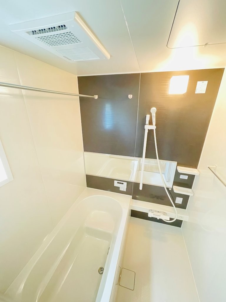 岡崎市中島町01期　新築分譲住宅　全2棟　1号棟の浴室|１坪タイプのユニットバス！浴槽は断熱材入りでお湯が冷めにくいです♪浴室乾燥機で梅雨の時期は洗濯物を乾かせます！