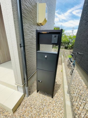 岡崎市中島町01期　新築分譲住宅　全2棟　1号棟のその他|宅配ボックス付きなので、留守でも荷物を受け取ることができ便利です。