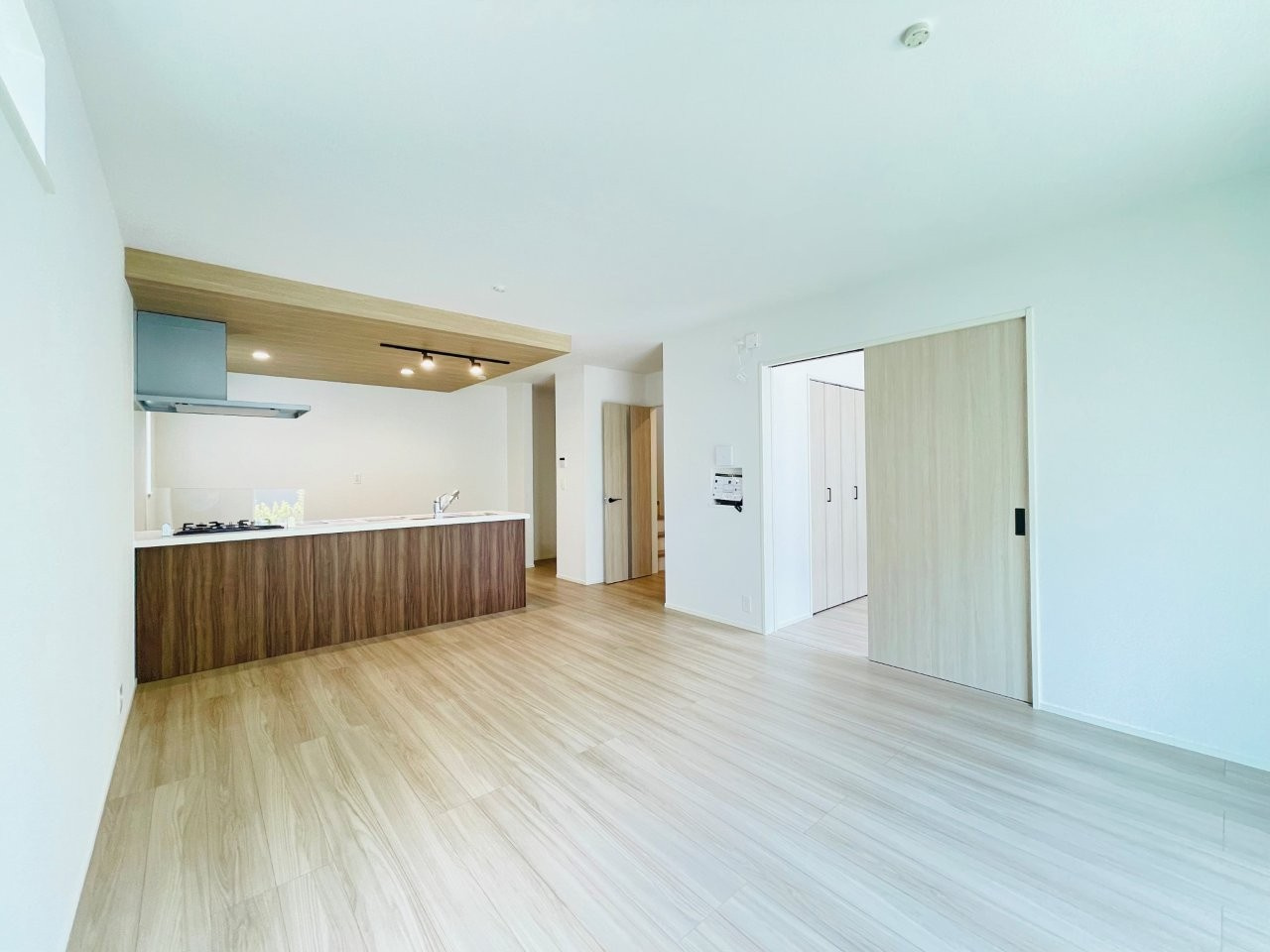 岡崎市中島町01期　新築分譲住宅　全2棟　1号棟の居間・リビング|家族でくつろげる広々としたリビングダイニング。