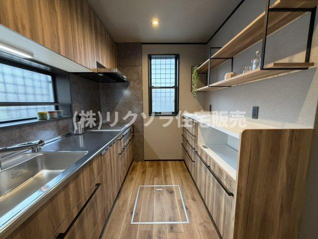 藤阪東町4丁目　中古一戸建てのキッチン|LDK14.4帖
■物件内覧・資金計画相談・住宅ローン相談、リフォーム相談、お問合せ受付中■
※当日・翌日のご内覧、ご相談はお電話でのお問合せがスムーズです！
