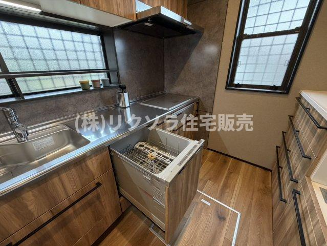 藤阪東町4丁目　中古一戸建てのキッチン|食器洗い乾燥機付きシステムキッチン
■物件内覧・資金計画相談・住宅ローン相談、リフォーム相談、お問合せ受付中■
※当日・翌日のご内覧、ご相談はお電話でのお問合せがスムーズです！