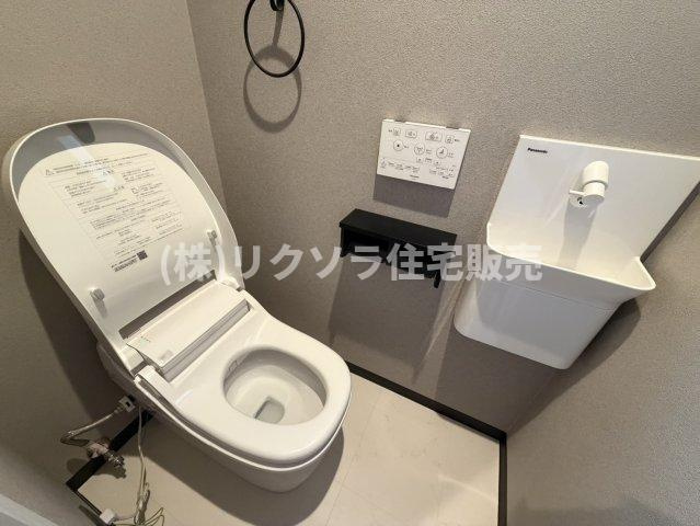 藤阪東町4丁目　中古一戸建てのトイレ|手洗いスペース付き
■物件内覧・資金計画相談・住宅ローン相談、リフォーム相談、お問合せ受付中■
※当日・翌日のご内覧、ご相談はお電話でのお問合せがスムーズです！