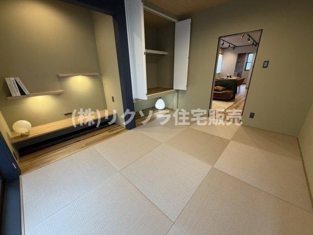 藤阪東町4丁目　中古一戸建ての和室|琉球畳の和室6.0帖
■物件内覧・資金計画相談・住宅ローン相談、リフォーム相談、お問合せ受付中■
※当日・翌日のご内覧、ご相談はお電話でのお問合せがスムーズです！