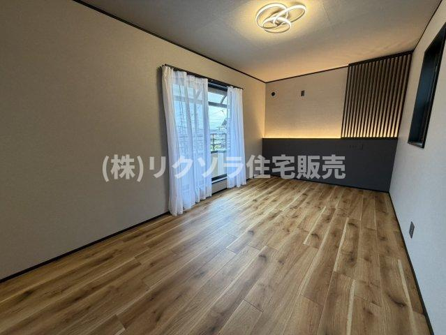 藤阪東町4丁目　中古一戸建ての寝室|洋室11.2帖
■物件内覧・資金計画相談・住宅ローン相談、リフォーム相談、お問合せ受付中■
※当日・翌日のご内覧、ご相談はお電話でのお問合せがスムーズです！