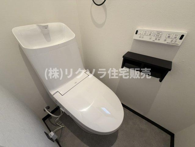 藤阪東町4丁目　中古一戸建ての設備|2階トイレ
■物件内覧・資金計画相談・住宅ローン相談、リフォーム相談、お問合せ受付中■
※当日・翌日のご内覧、ご相談はお電話でのお問合せがスムーズです！