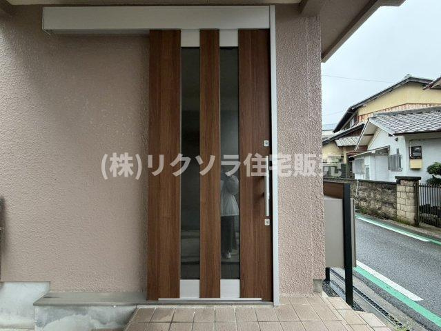 藤阪東町4丁目　中古一戸建ての玄関|珍しい引き戸の玄関ドア
■物件内覧・資金計画相談・住宅ローン相談、リフォーム相談、お問合せ受付中■
※当日・翌日のご内覧、ご相談はお電話でのお問合せがスムーズです！