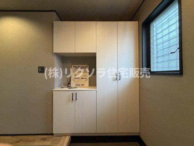 藤阪東町4丁目　中古一戸建ての収納|大型シューズボックス
■物件内覧・資金計画相談・住宅ローン相談、リフォーム相談、お問合せ受付中■
※当日・翌日のご内覧、ご相談はお電話でのお問合せがスムーズです！