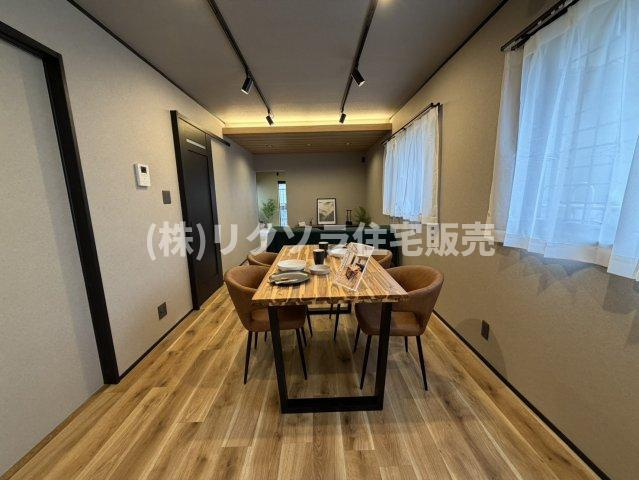 藤阪東町4丁目　中古一戸建ての居間・リビング|LDK14.4帖
■物件内覧・資金計画相談・住宅ローン相談、リフォーム相談、お問合せ受付中■
※当日・翌日のご内覧、ご相談はお電話でのお問合せがスムーズです！