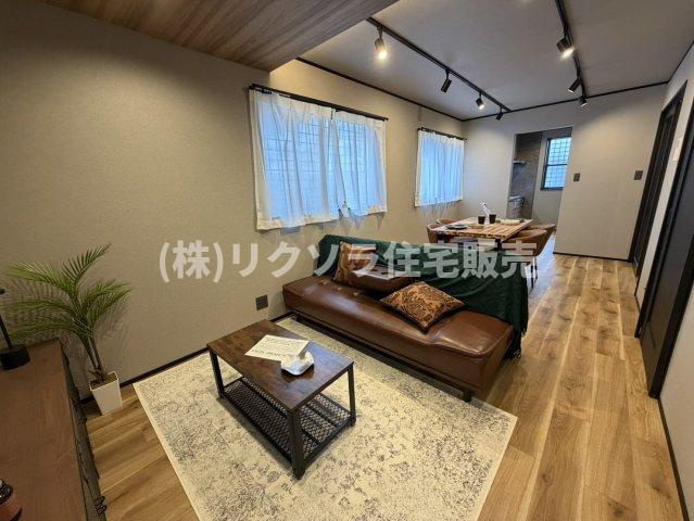 藤阪東町4丁目　中古一戸建ての居間・リビング|LDK14.4帖
■物件内覧・資金計画相談・住宅ローン相談、リフォーム相談、お問合せ受付中■
※当日・翌日のご内覧、ご相談はお電話でのお問合せがスムーズです！