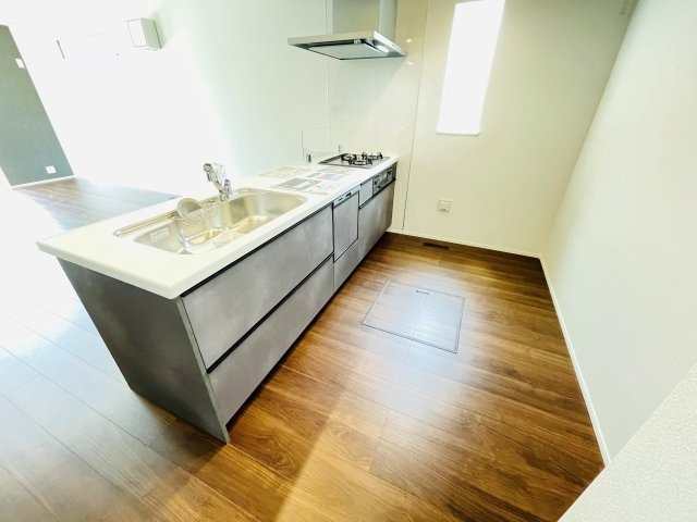 岡崎市中島町01期　新築分譲住宅　全2棟　2号棟のキッチン|広いシステムキッチンでお子様と一緒にお料理もできます。
