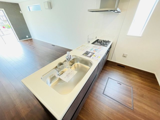 岡崎市中島町01期　新築分譲住宅　全2棟　2号棟のキッチン|浄水器一体型水栓です。