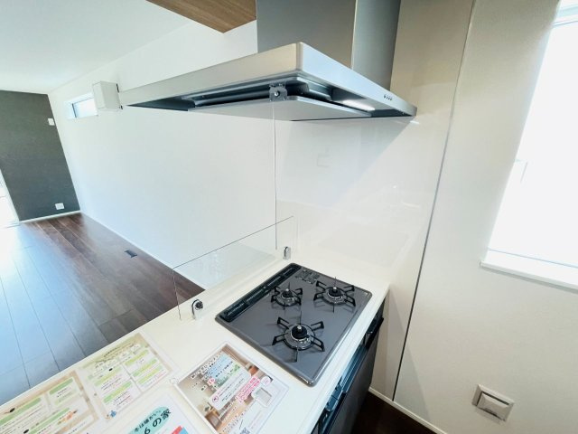 岡崎市中島町01期　新築分譲住宅　全2棟　2号棟のキッチン|便利な3口コンロ。