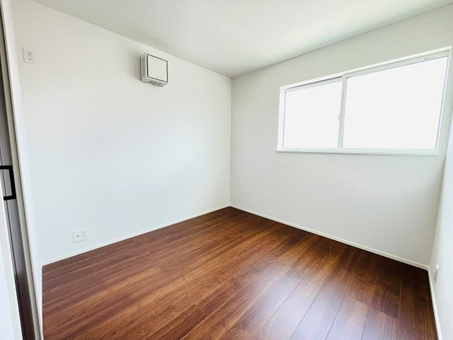 岡崎市中島町01期　新築分譲住宅　全2棟　2号棟の洋室|大きな窓からたっぷりと陽光が注がれる明るい空間です。