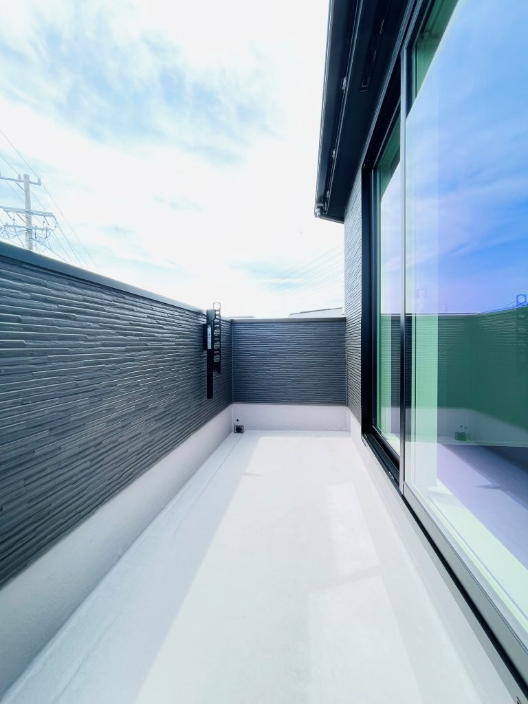 岡崎市中島町01期　新築分譲住宅　全2棟　2号棟のバルコニー|日当たりの良いバルコニーには洗濯物がたくさん干せます♪