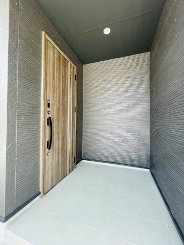岡崎市中島町01期　新築分譲住宅　全2棟　2号棟の玄関|玄関ポーチがあるので、雨の日でも濡れることがなくドアの開け閉めができます。