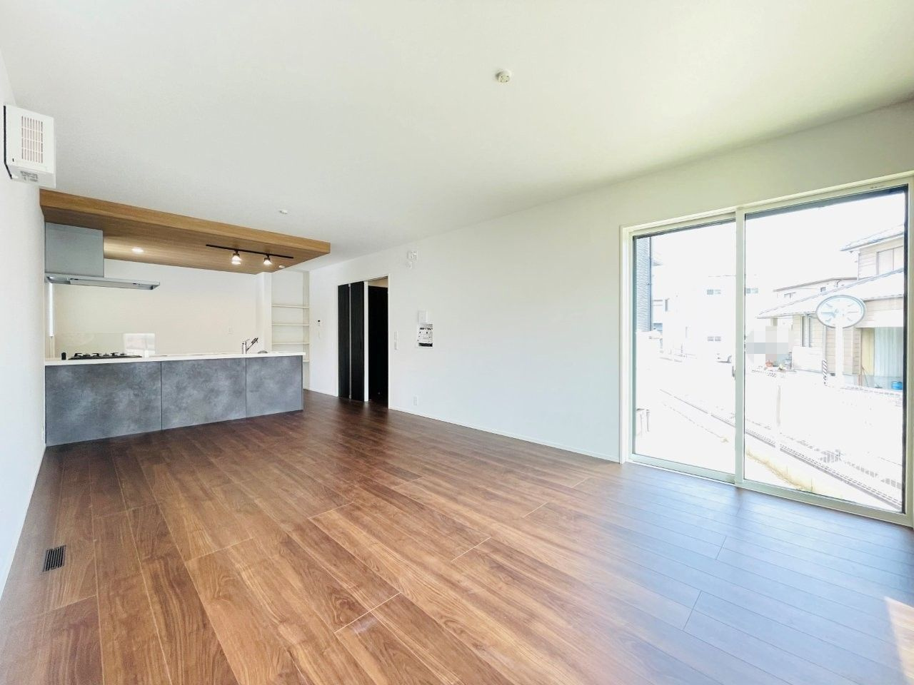 岡崎市中島町01期　新築分譲住宅　全2棟　2号棟の居間・リビング|家族でくつろげる広々としたリビングダイニング。