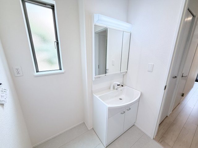 ハートフルタウン前橋市朝日が丘町8番　Ａ号棟の独立洗面台|シャワー水栓付き洗面台で朝の身支度もバッチリです！
洗面台には収納スペースもあり洗面室もすっきり片付きますよ！