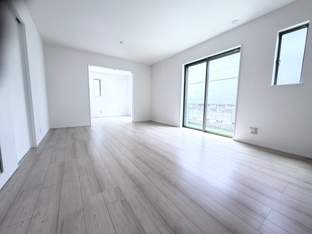 ハートフルタウン前橋市朝日が丘町8番　Ａ号棟の居間・リビング|16帖リビング♪カウンターキッチンなのでお料理をしながら会話もできます。
夕食の支度をしながら、お子様の様子も見られて自然と会話も増えますよ♪