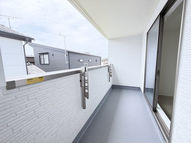 ハートフルタウン前橋市朝日が丘町8番　Ａ号棟のバルコニー|インナーバルコニーなので急な雨でも洗濯物が濡れません。