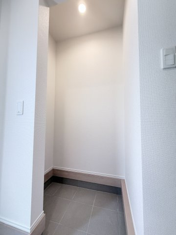 ハートフルタウン前橋市朝日が丘町8番　Ａ号棟の玄関|シューズインクローゼットがあるので玄関がすっきり片付きます