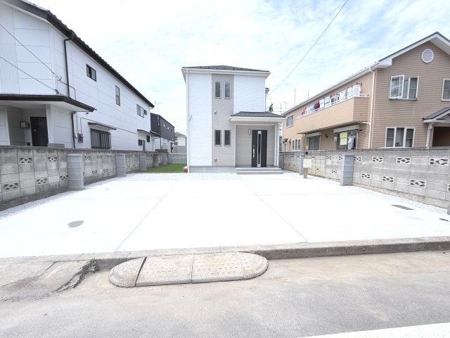 ハートフルタウン前橋市朝日が丘町8番　Ａ号棟の駐車場|駐車場並列３台以上ＯＫです。前面道路も広々していて車の出し入れもしやすいですよ！