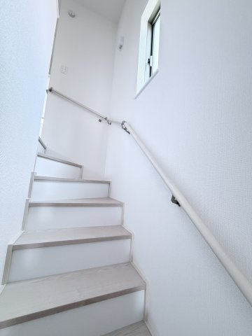 ハートフルタウン前橋市朝日が丘町8番　Ａ号棟のその他共用部分|階段は窓付きなので明るく開放的☆