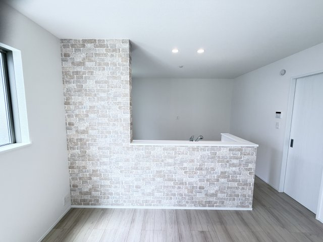 ハートフルタウン前橋市朝日が丘町8番　Ａ号棟の居間・リビング|リビングカウンターにはアクセントクロスが施されていておしゃれなデザインです♪