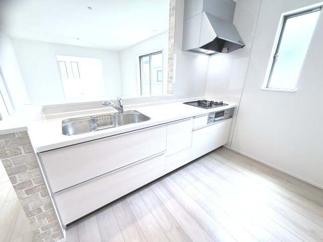 ハートフルタウン前橋市朝日が丘町8番　Ａ号棟のキッチン|人気のカウンターキッチン採用です☆
コンロも３口ご用意しています！調理スペースも広くストレスなくお料理できます。
浄水器つきなので美味しいお水も飲めますよ♪