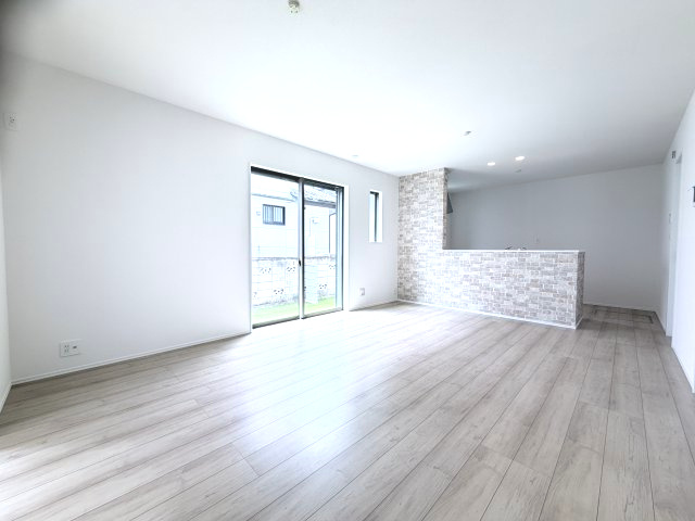 ハートフルタウン前橋市朝日が丘町8番　Ａ号棟の居間・リビング|人気の対面式キッチンを配した空間はお好みの家具も合わせやすく、家族がくつろぐ快適な空間造りをサポート。窓からは明るい陽光が差し込みます。16.5帖のリビングです♪