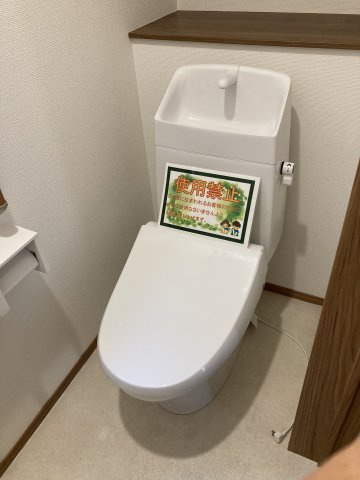 ハートフルタウン前橋市朝日が丘町8番　Ａ号棟のトイレ|1階トイレです。清潔感のある白を基調としています。
温水洗浄・便座暖房機能の付いた快適なトイレです☆