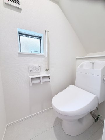 ハートフルタウン前橋市朝日が丘町8番　Ａ号棟のトイレ|1階トイレです。清潔感のある白を基調としています。
温水洗浄・便座暖房機能の付いた快適なトイレです☆