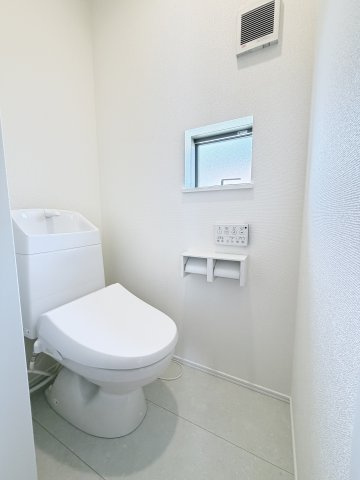ハートフルタウン前橋市朝日が丘町8番　Ａ号棟のトイレ|2階トイレです。清潔感のある白を基調としています。