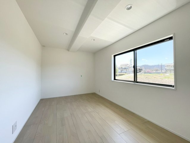 上田市生田の洋室|日当たり風通しともに良好！明るく朝を迎えられるつくりになっています♪