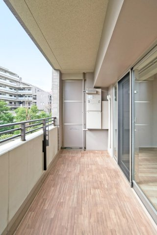 蘆花公園ザ・レジデンスフォレストコートのバルコニー|蘆花公園ザ・レジデンスフォレストコート：約１０．８０平米のワイドバルコニー画像です！
