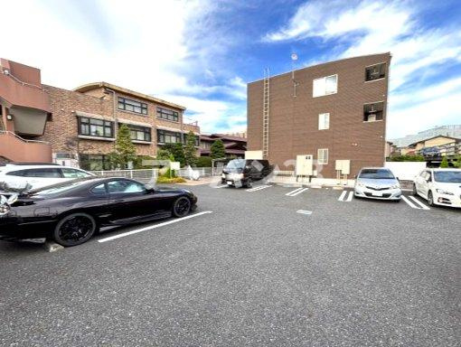 チャムクラージュの駐車場