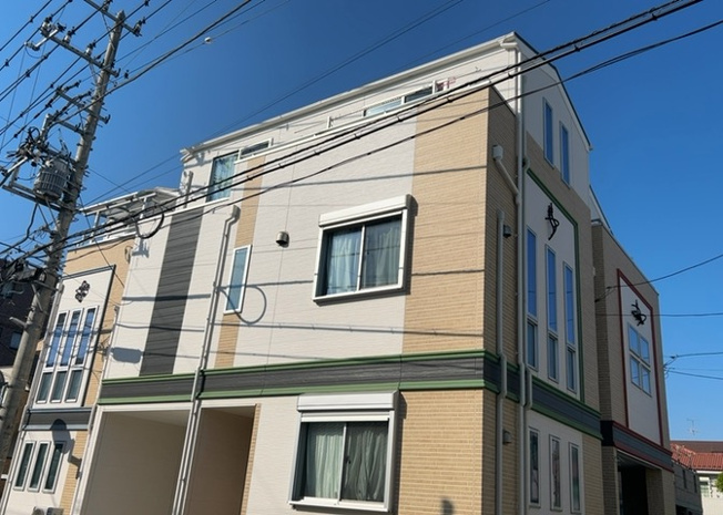 【バルコニー】 | バルコニーは、室外の専用スペースのうち、「屋根がなく開放された空間」であるものを指します。ベランダより広いタイプのものが多く、日当たりもよいため家庭菜園などを楽しみたい人にとって適した環境となります。