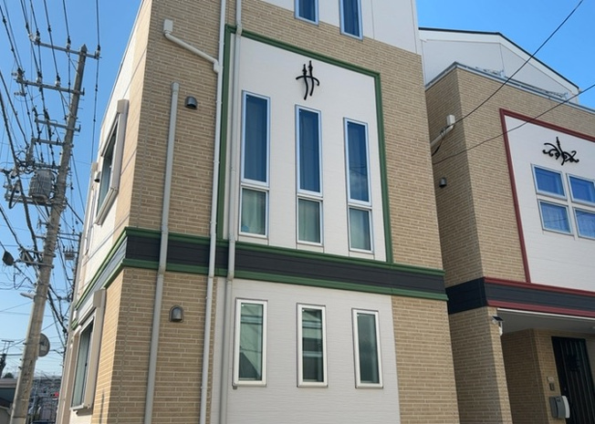 【構造・工法・仕様】 | 木造住宅とは土台、壁、柱など建築物の強度を支える構造体の材に木が使用されている構造を指します。構造体は建物の自重を支えるだけではなく風圧や水圧、積裁荷重などあらゆる衝撃に耐えるための基礎です。