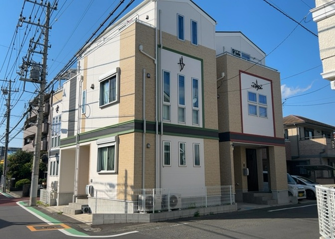 【前面道路含む現地写真】 | 南側道路の場合は長い時間光を入れ込むことができるため、庭やリビングを道路側に持ってくることが多く土地価格も高い傾向にあります。一方北側道路だとリビングや庭が南側になりプライバシーを守ることができます。