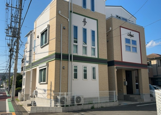 【前面道路含む現地写真】 | 東側道路の場合は居室を南向きに設計しやすいため、朝日が入りやすいというメリットがあります。一方、西側道路も東側同様に居室を南向きに設計しやすいのですが、住宅地だと朝日が入りにくいという弱点があります。