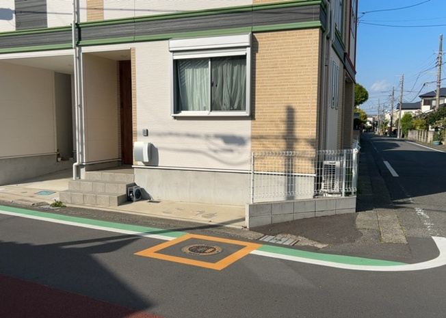 【庭】 | 庭のある家に住むことのメリットとして、子どもたちの遊び場を確保できること、ガーデニングや家庭菜園を楽しめること、明るさを確保できることがあります。また、配置を工夫することでプライバシーが確保できます。