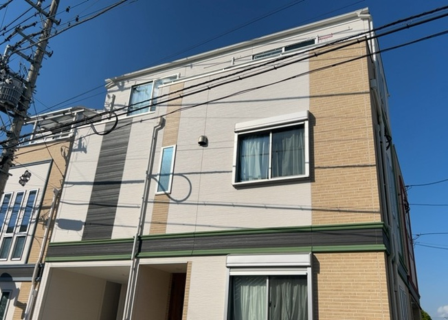 【バルコニー】 | バルコニーは、建物内から室外へ楽に出入りできる便利なスペースです。また、バルコニーには手すりを付けることが義務付けられており、手すりの高さは110cm以上で施工することが建築基準法で定められています。