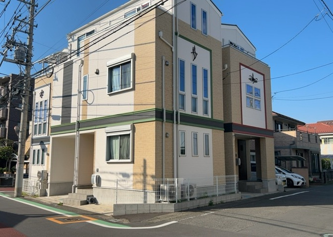 【前面道路含む現地写真】 | 住宅用の土地では前面道路に2m以上接していなければならないと法律で定められています。しかし、お持ちの車のサイズやライフスタイルなどにより、2mでは利便が悪い場合もございますので、事前に確認しましょう。