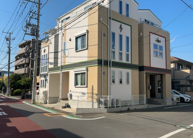 【前面道路含む現地写真】 | 道幅が広い場所は日当たりや風通が良好です。幅が広いのですれ違いも可能ですし大きな車でも駐車可能！一方で、大型車が通ることも多くなるため交通量の増加により騒音に繋がります。また土地の値段が高くなります。