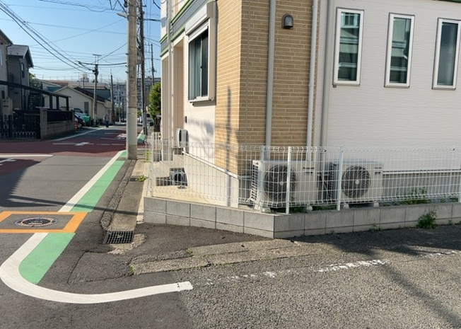 【庭】 | 庭があることでガーデニングや家庭菜園はもちろん、こどもの遊び場やペットを放して遊ぶことができます。また、家の周囲に余裕があるということです。隣地との間があれば、十分な日当たりと、風通しが確保できます。