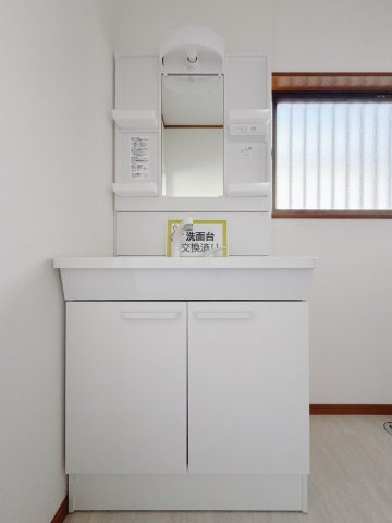 【中古戸建】熊谷市肥塚の独立洗面台|■洗面室｜大きな鏡で朝の身支度もラクラク♪毎日の忙しい準備が楽しくなる洗面所です(^^♪