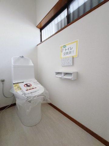 【中古戸建】熊谷市肥塚のトイレ|■トイレ｜1階と2階にトイレがございます♪自然光が入る落ち着いた空間で、ついつい長居してしまいますね♪