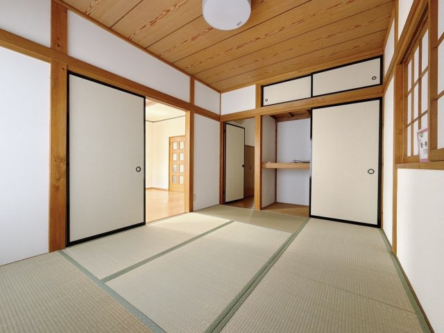 【中古戸建】熊谷市肥塚の和室|■和室｜和室でしか味わえない畳ならではの香りや素材で和のやすらぎを感じてください♪畳にはリラックス効果があるといわれています。のんびりするならやっぱり和室が一番ですね♪